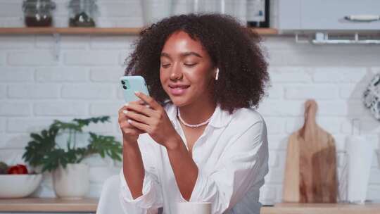 年轻的非裔美国女性通过Messenger应用程序与朋友聊天