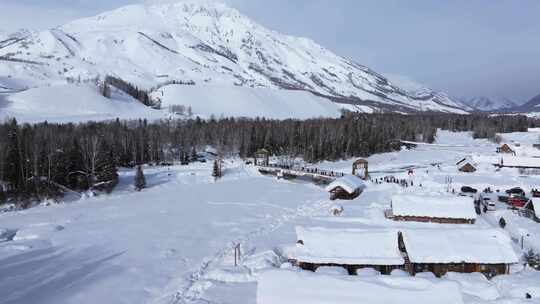 航拍新疆禾木雪景森林雪地小木屋禾木桥雪山