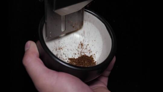 收集磨好的咖啡粉