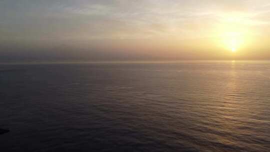 海上海浪日落全景