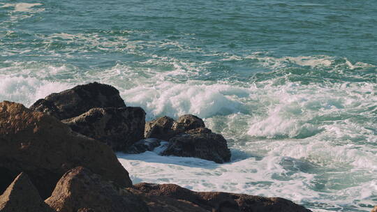 海浪冲击着大西洋中的岩石