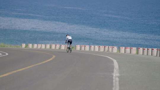 一位年轻男子在海边的公路上骑行