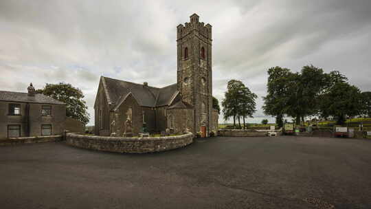 爱尔兰乡村历史墓地和中世纪教堂的时间流逝，云和阳光