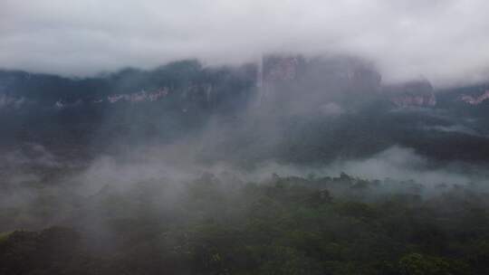 航拍森林瀑布委内瑞拉天使瀑布云雾蓝天白云