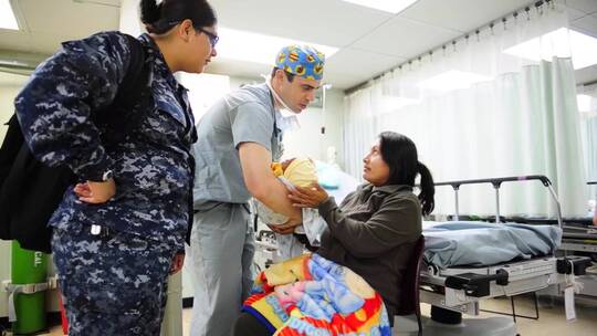 一名婴儿在陆军医院接受腭裂手术