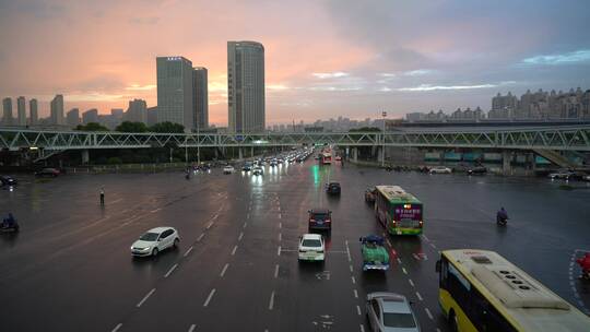 雨后傍晚十字路口的车流