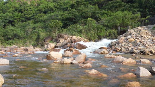 山间溪流