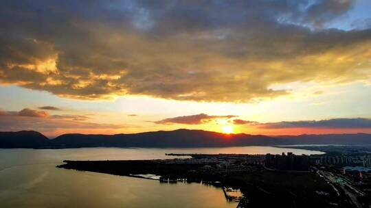 落日余晖映晚霞一抹夕阳美如画，治愈系风景