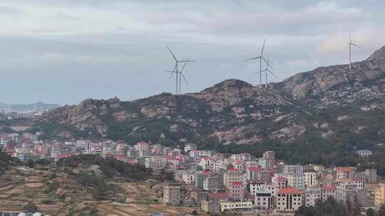 山村远景及山上的风力发电机