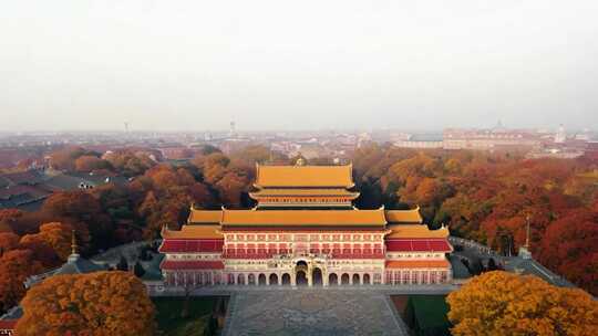 鸟瞰视角下的华丽宫殿及周边秋景