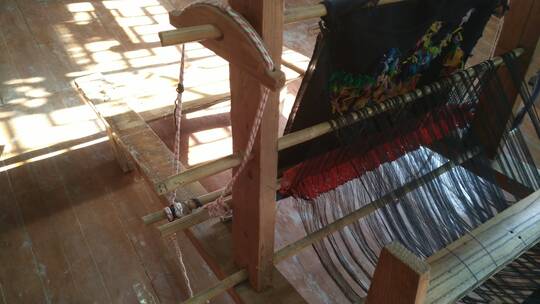 土家族西兰卡普织布机与布匹