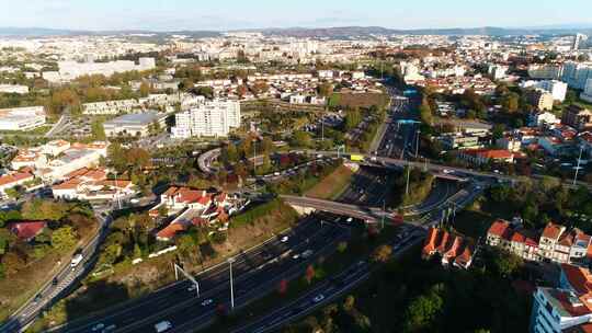 高速公路交叉口与移动交通车的鸟瞰图