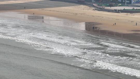 航拍俯瞰威海金海湾海水浴场的沙滩海浪