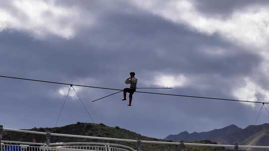 独山子大峡谷空中飞人