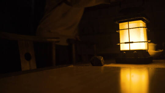 提马灯的古风女人