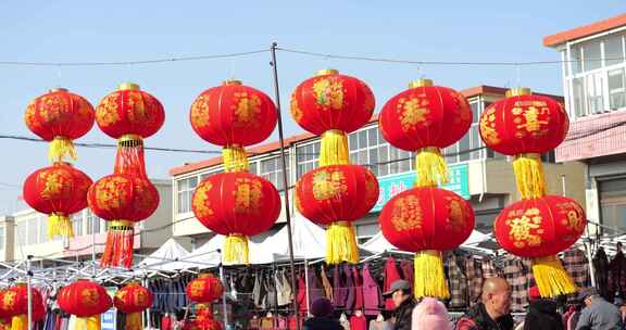 挂有红灯笼的热闹集市场景