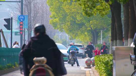 城市马路上班下班高峰期汽车车流人流城市景