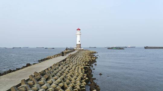 航拍海岸堤坝小路与灯塔