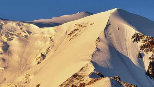 阿尼玛卿雪山的日出