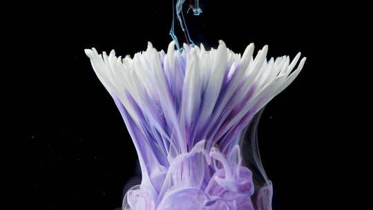 五颜六色的颜料墨水像一朵花一样流入水中