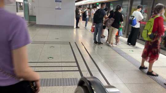 北京6号线夏天地铁扶梯下行站台打工人