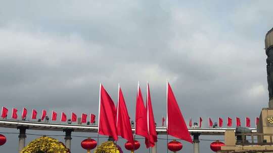 城市建筑前飘扬的红色旗帜