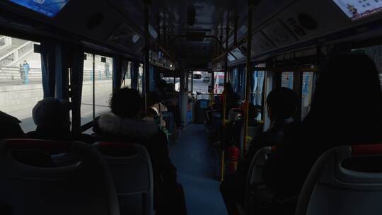 乘坐公交车 城市公共交通 坐车上下班视频素材模板下载
