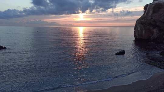 海浪拍打着海岸