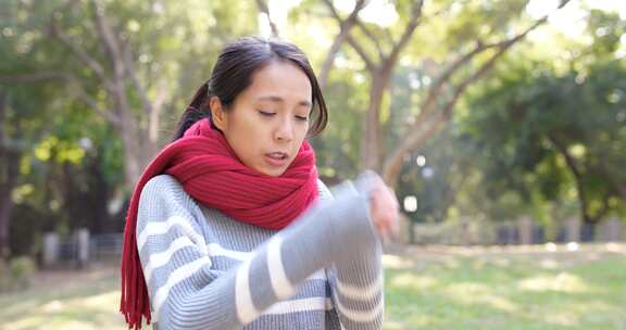 女人在冬天感到寒冷