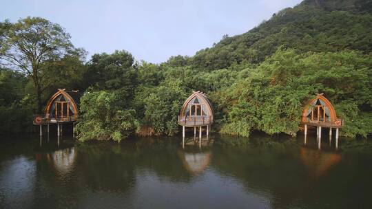 航拍杭州富阳芳草地开元度假村临水船屋客房