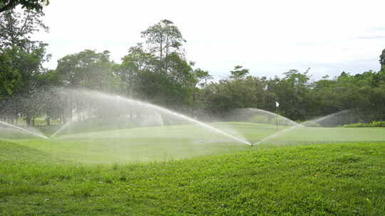 绿色高尔夫球场高压自动喷水装置