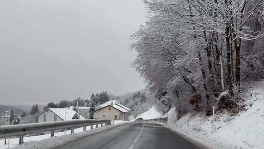 冬日积雪覆盖的乡村公路