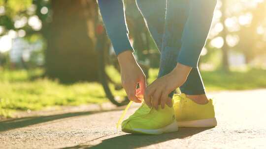 准备出发跑步运动鞋系鞋带徒步系鞋带