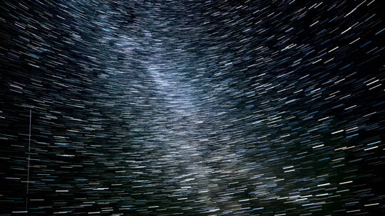 延时拍摄夜空中移动的星星轨迹