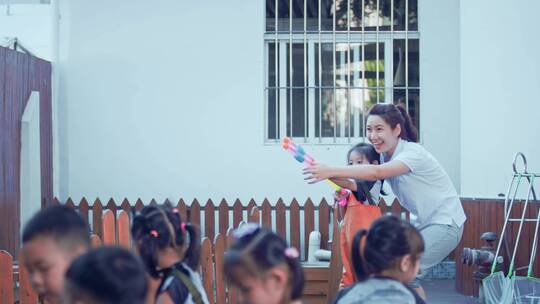 幼儿园的老师和孩子们玩耍学习