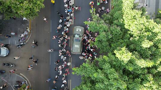 云南援渝消防队返程，重庆市民自发欢送英雄