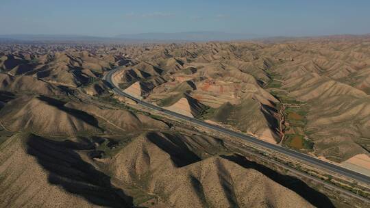 公路穿过甘肃兰州黄土高原土丘地貌