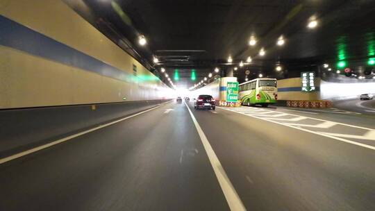 驾车开车乘车行驶在道路隧道第一视角
