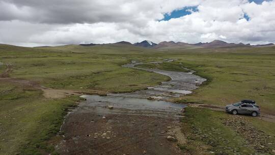 西藏荒野无人区汽车自驾游旅行越野穿越