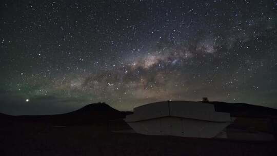 凝视夜晚深邃星空，在宇宙中探索无尽遐想