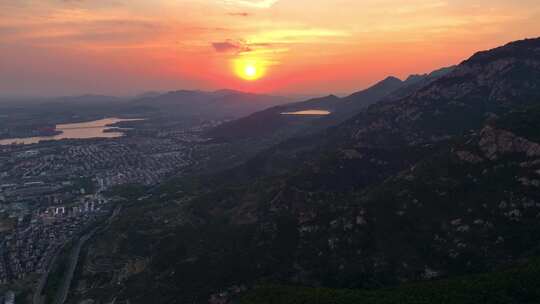 夏日泰山，多彩晚霞