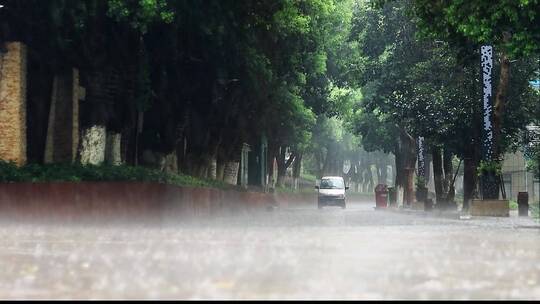 下大雨雨中小汽车行驶在路上