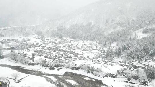 实拍大山里的雪