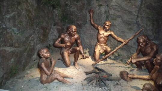 原始人祖先在山洞里烤火的雕像视频素材模板下载
