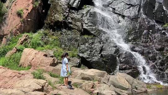 济南市历城黄巢水库，高空流水而下形成瀑布