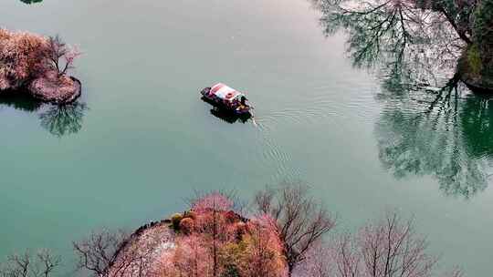 江南水乡小船河道中前行