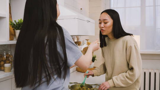 一个女人给另一个女人喂食物