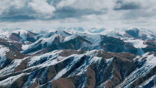 高原雪山山脉日照金山