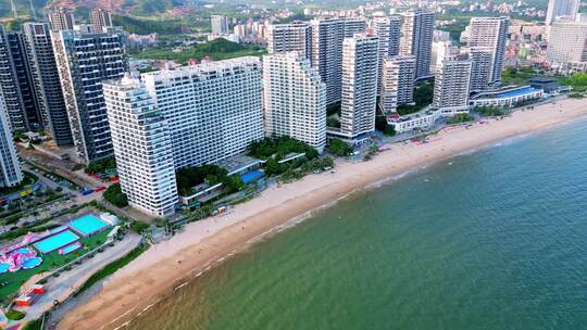 海滨城市高楼边的沙滩和海水景象