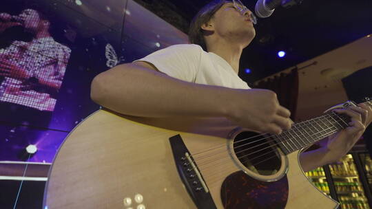 歌手在舞台弹吉他唱歌视频素材模板下载